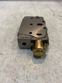Hydraulic Direct Control Valve 052029 250610 5-1/2 x 3-1/4